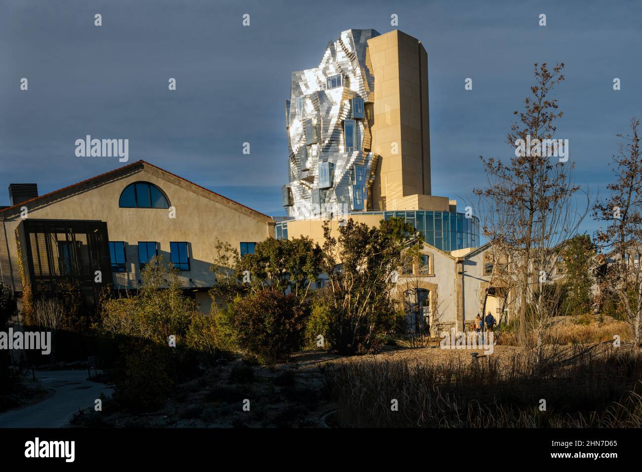 Arles, Francia - 6th febbraio 2021: Torre della luma nel Parc des Ateliers, arte contemporanea, Francia meridionale Foto Stock