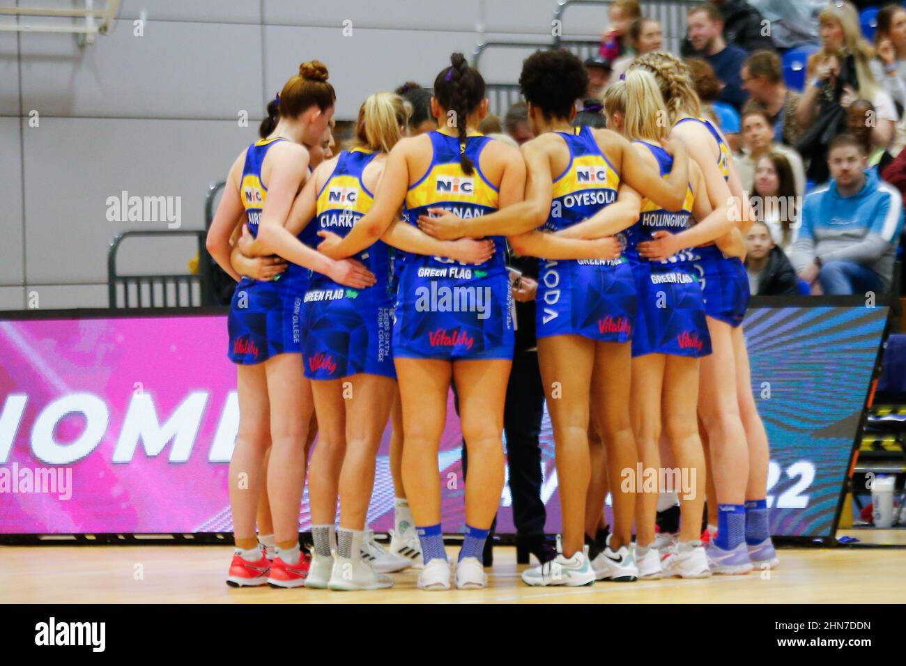 Sheffield, Regno Unito. 14th Feb 2022. English Institute of Sport Sheffield, Sheffield, South Yorkshire, 14 febbraio 2022. Vitality Netball Superleague Leeds Rhinos Netball v Team Bath Netball Leeds Rhinos Netball Team huddle. Credit: Touchlinepics/Alamy Live News Foto Stock