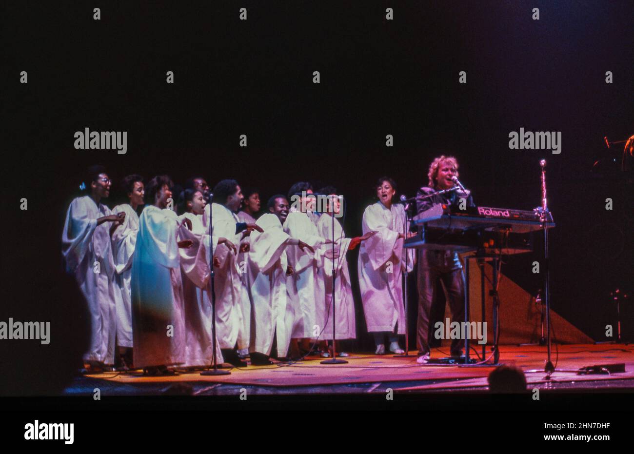 Il chitarrista Mick Jones ha suonato con la band anglo-americana Foreigner e il coro gospel alla Wembley Arena di Londra nel 1985. Foto Stock