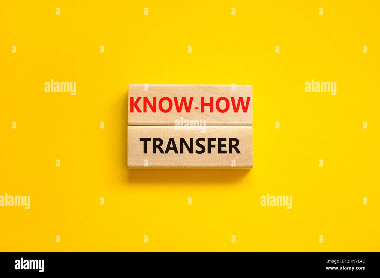 Simbolo di trasferimento del know-how. Concetto parole know-how trasferimento su blocchi di legno su bello giallo tabella sfondo giallo, spazio copia. Business, innovazione Foto Stock
