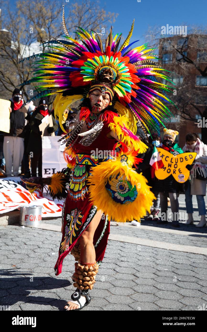 New York City, Stati Uniti. 14th Feb 2022. Un ballerino indigeno si esibisce durante la protesta.per il giorno di San Valentino, una coalizione di lavoratori esclusi si è riunita in Union Square per chiedere al Governatore Kathy Hochul di espandere la rete di sicurezza sociale per includere la forza lavoro immigrata di New York in tempi di crisi. Credit: SOPA Images Limited/Alamy Live News Foto Stock