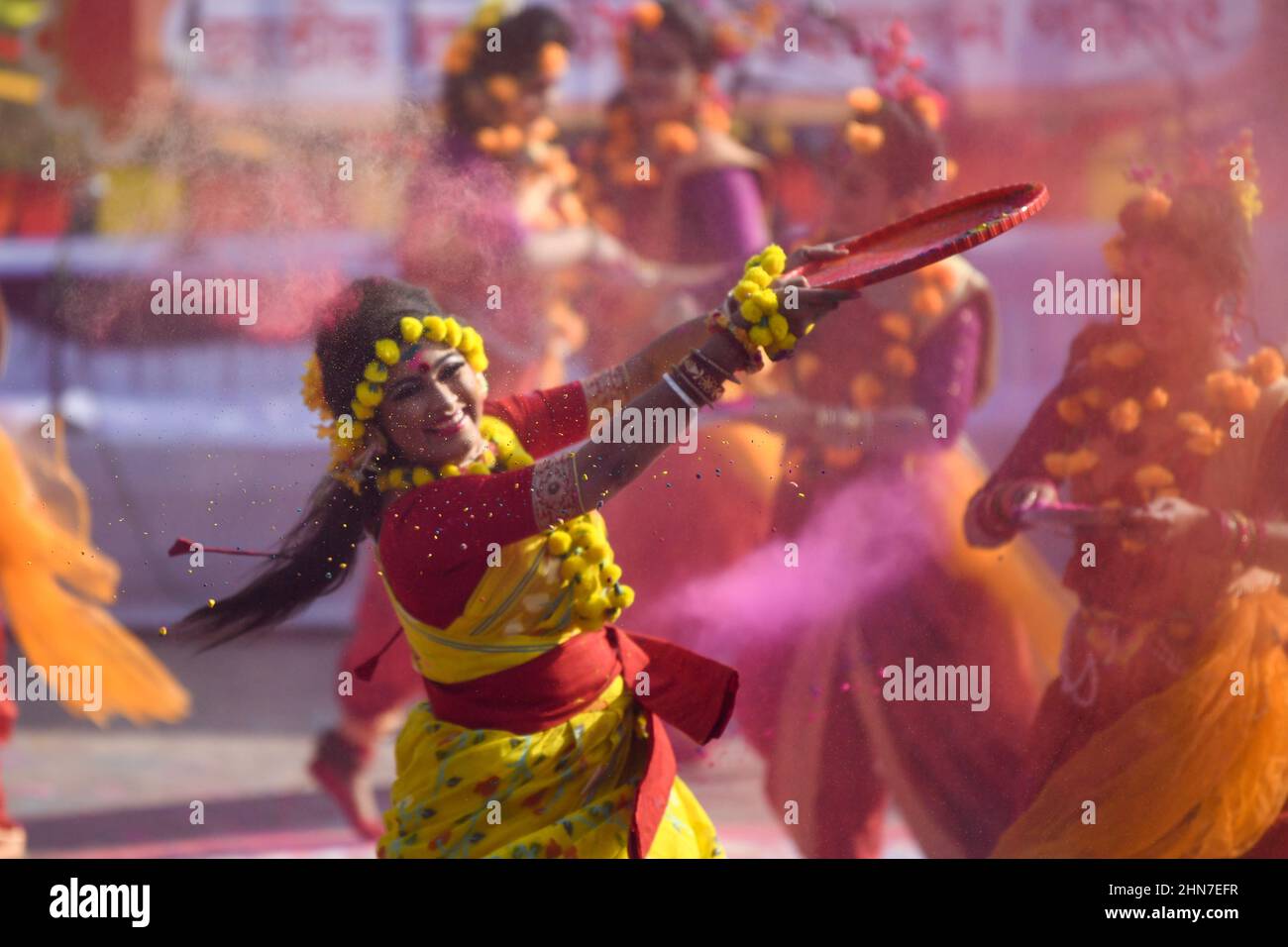 Dhaka, Bangladesh. 14th Feb 2022. I ballerini si esibiscono durante il festival Pahela Falgun per celebrare l'arrivo della primavera a Dhaka.Pohela Falgun, annunciando l'arrivo della primavera, il re di tutte le stagioni, è stato accolto dai residenti Dhaka così come altri nel paese con fiori, poesie, canti e danze. (Foto di Piyas Biswas/SOPA Images/Sipa USA) Credit: Sipa USA/Alamy Live News Foto Stock