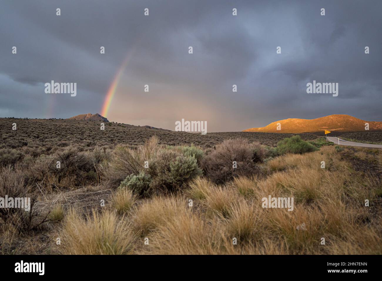 Sunset and Rainbow on the Road, Utah Foto Stock