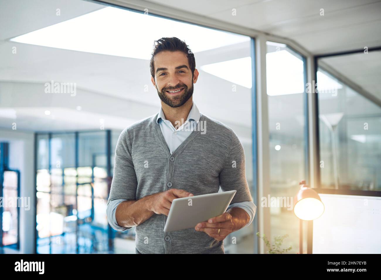 Egli rimane in cima al suo lavoro. Scatto corto di un uomo d'affari che lavora nel suo ufficio. Foto Stock