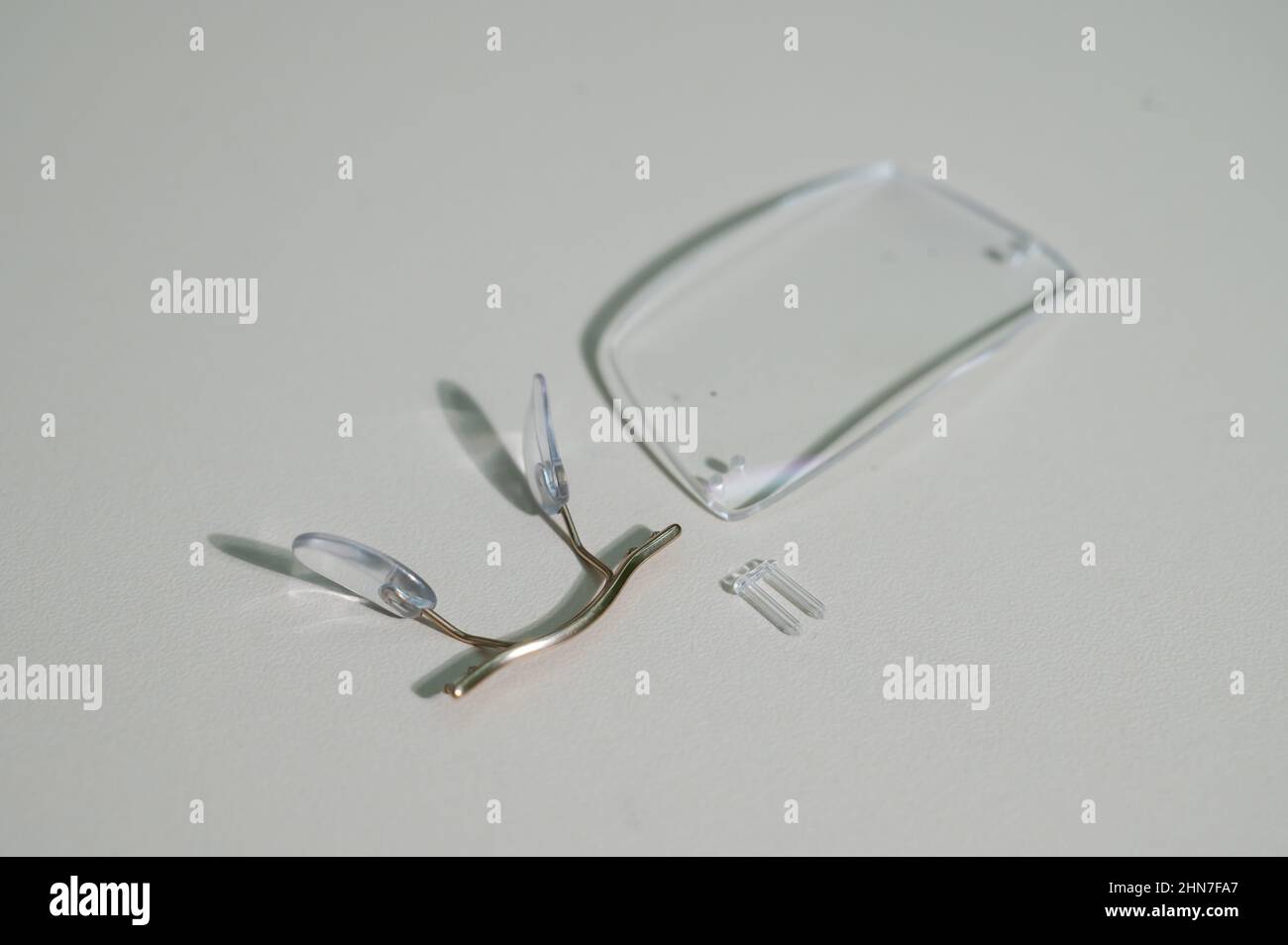 Telaio rotto di occhiali su sfondo bianco. Foto Stock