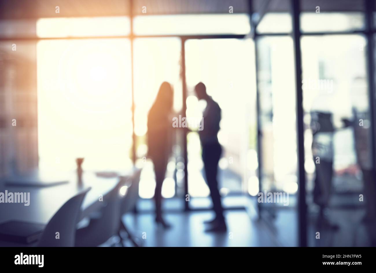 Fare affari insieme per andare avanti. Shot di due uomini d'affari che hanno una discussione in un ufficio. Foto Stock