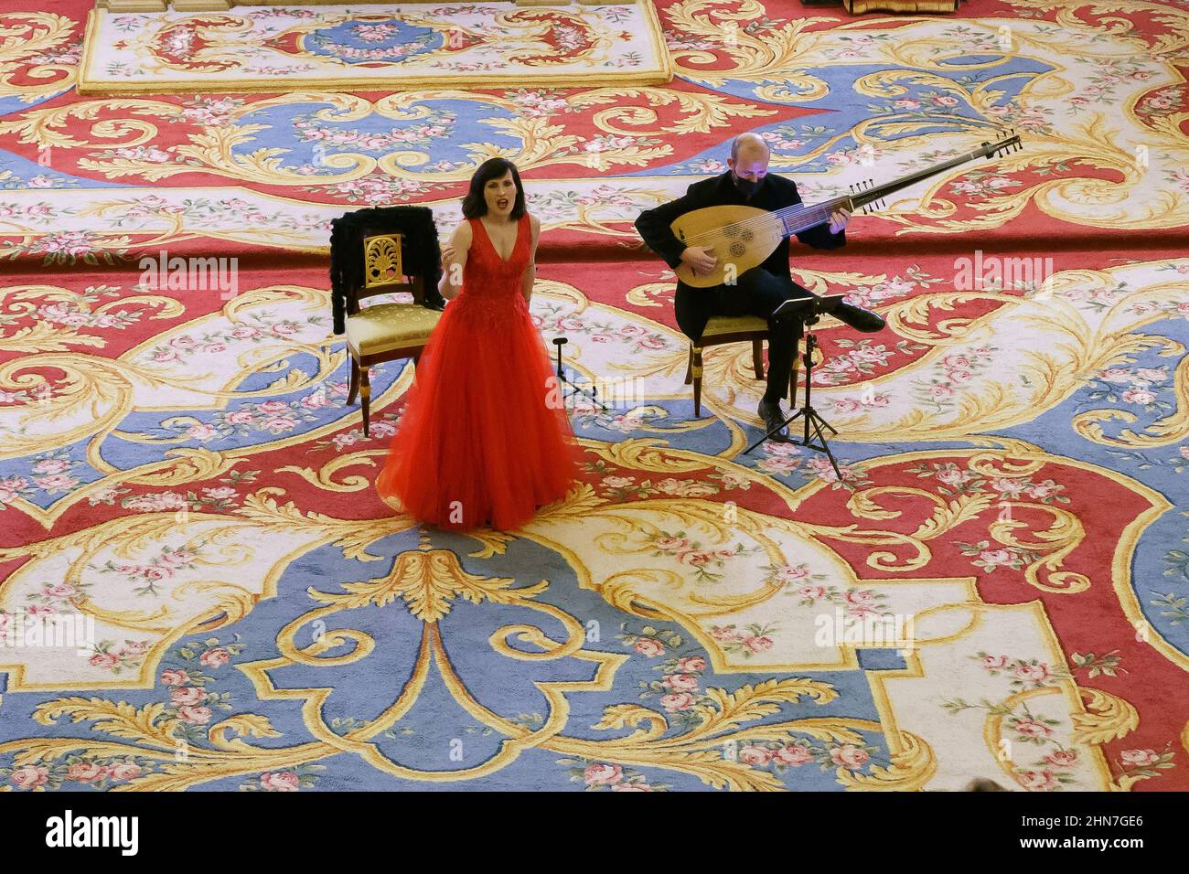 Madrid, Spagna. 14th Feb 2022. I casi soprano Marivi Blasco e Robert si esibiscono durante il concerto di Musica ai tempi di Caravaggio nella cappella del Palazzo reale di Madrid. Credit: SOPA Images Limited/Alamy Live News Foto Stock