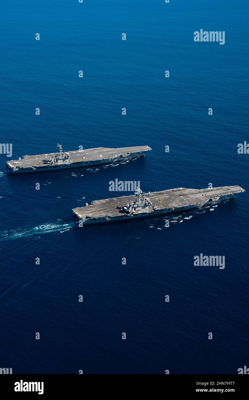220213-N-TL932-1220 OCEANO PACIFICO (DAL 13, 2022) i vettori aerei di classe Nimitz USS Carl Vinson (CVN 70) e USS Nimitz (CVN 68) transitano nell'Oceano Pacifico, 13 febbraio 2022. Vinson sta attualmente conducendo operazioni marittime di routine nella flotta USA 3rd. (STATI UNITI Foto Navy di Sapprentice di comunicazione di massa di Seaman Joshua SAPIEN) Foto Stock