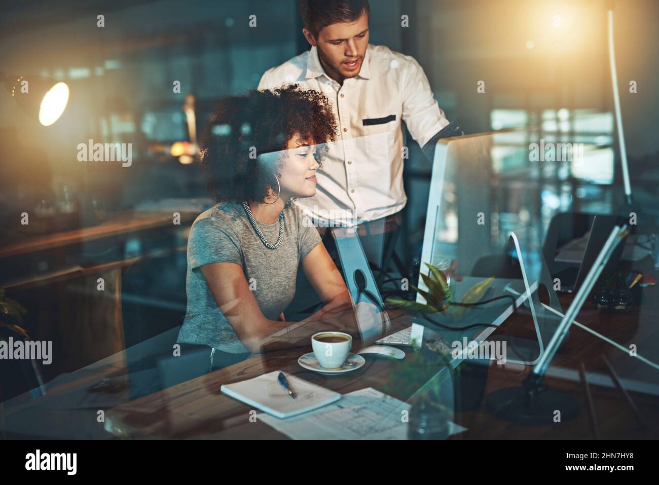 Lavorano 24 ore su 24 per soddisfare i loro clienti. Shot di colleghi che lavorano tardi in ufficio. Foto Stock