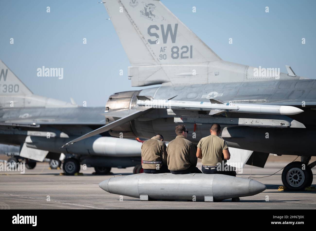 Gli aerei della forza aerea degli Stati Uniti assegnati allo Squadron della generazione dei combattenti 77th, la base dell'aeronautica di Shaw, Carolina del Sud, siedono su un serbatoio di combustibile esterno di F-16 Fighting Falcon a Tyndall AFB, Florida, 27 gennaio 2022. Il 77th FGS si è allenato sul programma Multi-Capable Airmen, che forma gli Airmen di manutenzione su specialità al di fuori del loro normale campo di carriera, consentendo loro di completare una missione con una frazione di personale necessario. (STATI UNITI Air Force Photo by Airman 1st Class Anabel del Valle Foto Stock