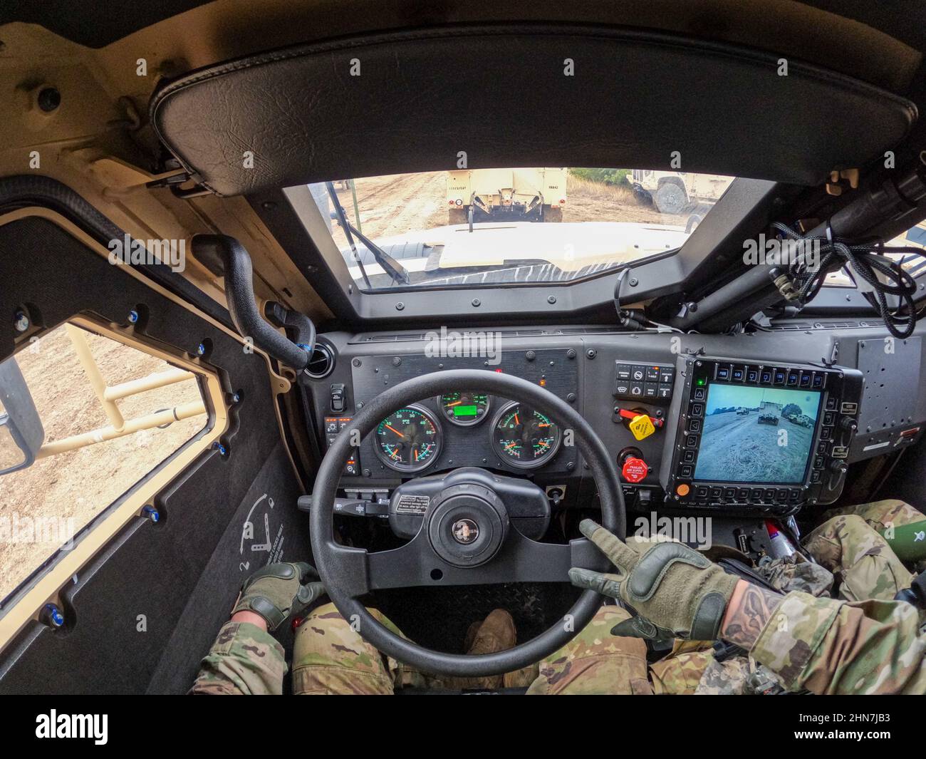 Un Trooper dell'esercito degli Stati Uniti assegnato al quartier generale regimental e alla truppa del quartier generale, 3D Cavalry Regiment, guida un veicolo tattico del peso leggero Unito in un convoglio durante l'esercitazione Rifles Forge a Fort Hood Training Area, Fort Hood, Texas, 1 febbraio 2022. La truppa è stata fielded il JLTV nell'ultimo anno e parte dell'esercitazione è di condurre l'addestramento dei driver sulle nuove attrezzature. (STATI UNITI Foto dell'esercito dello staff Sgt. Christopher Stewart) Foto Stock