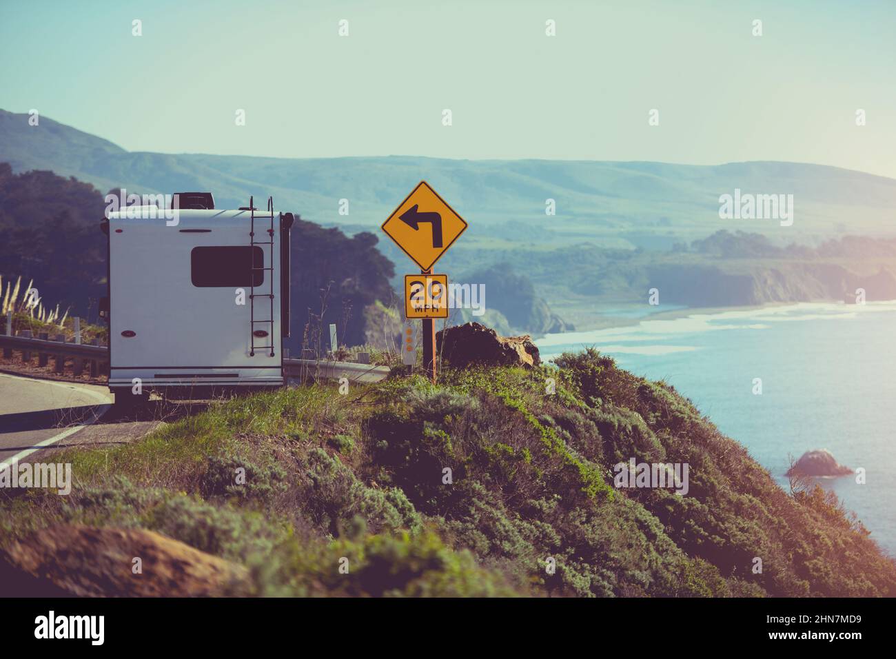Veicolo da turismo RV Classe C pulmino Camper sulla strada costiera panoramica. Gita in Motor Home Road nella California meridionale. Foto Stock