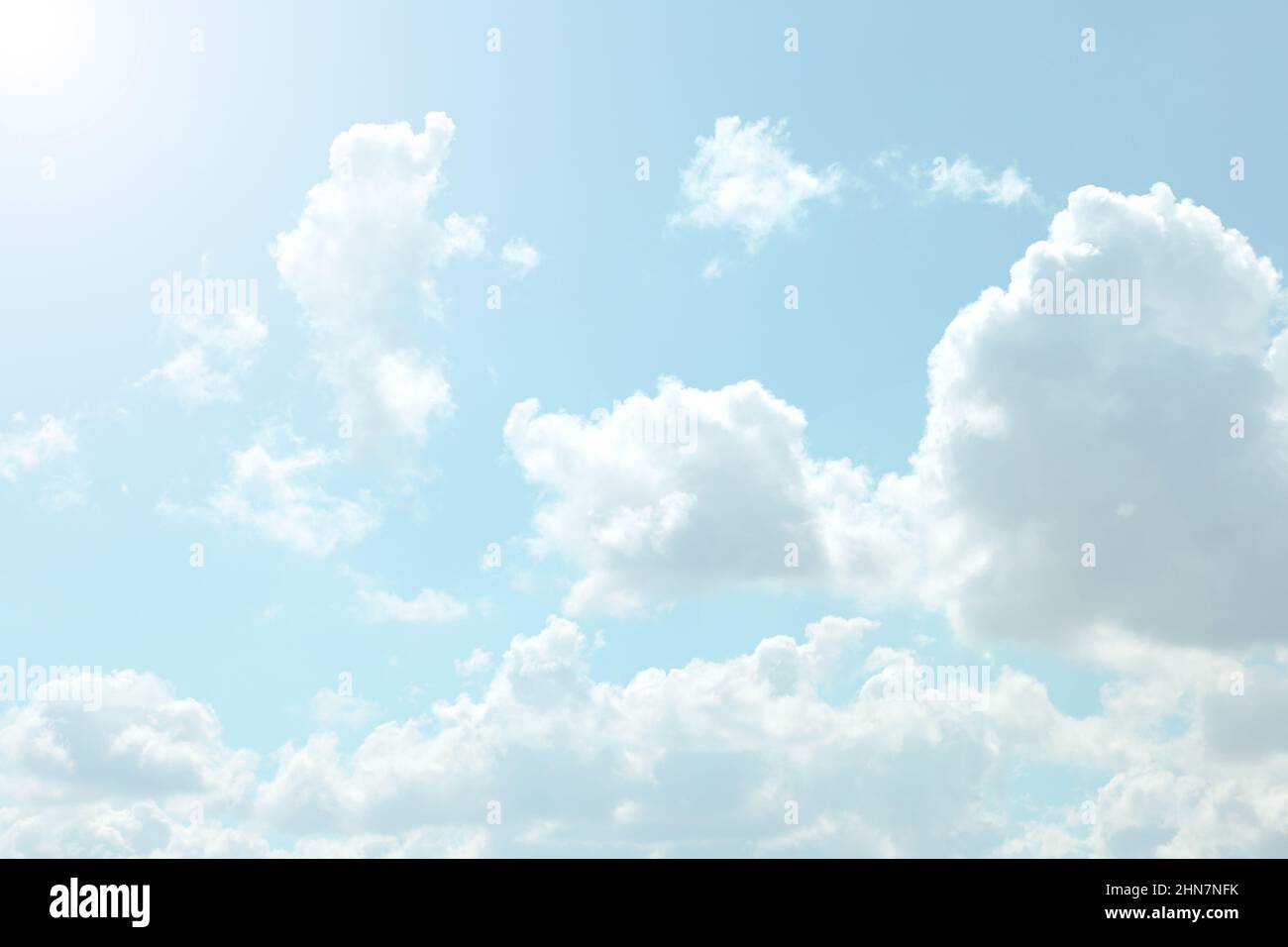 Cielo. Nuvole bianche in un cielo azzurro. Il cielo è in colori pastello chiari. Cielo sfondo. Foto Stock