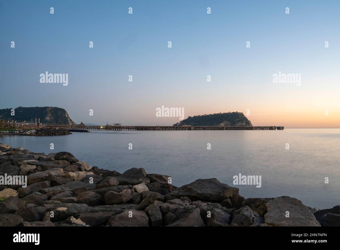 Tramonto in mare. Paesaggio marino. Varietà di colori e sfumature del sole. Bagnoli, Napoli, Italia. Foto Stock