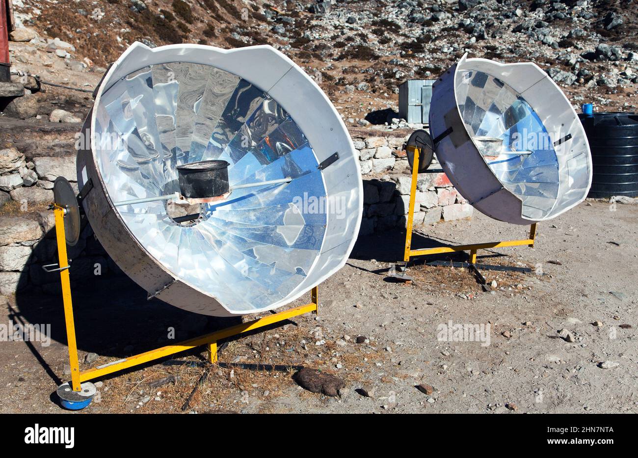 Vista del soleggiato fornello solare, Everest zona, Nepal, cucina ecologica Foto Stock