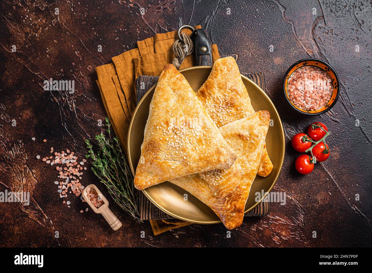 Samsa con pollo e formaggio, samosa torte orientali. Sfondo scuro. Vista dall'alto Foto Stock