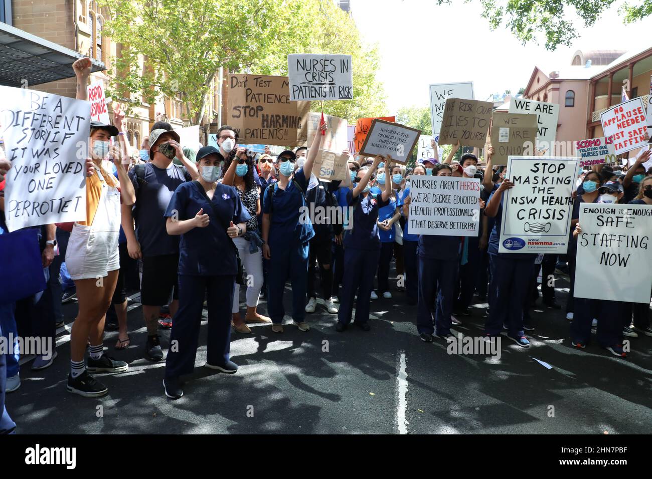 Sydney, Australia. 15th febbraio 2022. NSW infermieri sciopero in sfida di Industrial Relations Commission sentenza. Le infermiere e le ostetriche chiedono un equo aumento salariale superiore al 2,5 per cento offerto dal governo del NSW, nonché di essere risarcite per il congelamento salariale dei lavoratori governativi attuato nel 2020. L'Unione afferma che gli attuali livelli di personale sono inadeguati, non sicuri e mettono a rischio i pazienti. Vogliono un rapporto di personale sicuro. Vogliono anche un assegno Covid. I membri della NSW Nurses and Midwives' Association (NSWNMA) hanno marciato da Queen’s Square al palazzo del Parlamento del NSW in Macquarie Street. Foto Stock