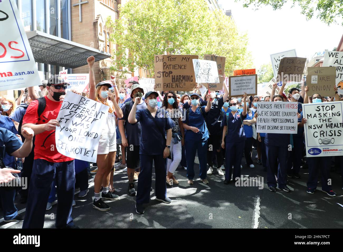 Sydney, Australia. 15th febbraio 2022. NSW infermieri sciopero in sfida di Industrial Relations Commission sentenza. Le infermiere e le ostetriche chiedono un equo aumento salariale superiore al 2,5 per cento offerto dal governo del NSW, nonché di essere risarcite per il congelamento salariale dei lavoratori governativi attuato nel 2020. L'Unione afferma che gli attuali livelli di personale sono inadeguati, non sicuri e mettono a rischio i pazienti. Vogliono un rapporto di personale sicuro. Vogliono anche un assegno Covid. I membri della NSW Nurses and Midwives' Association (NSWNMA) hanno marciato da Queen’s Square al palazzo del Parlamento del NSW in Macquarie Street. Foto Stock