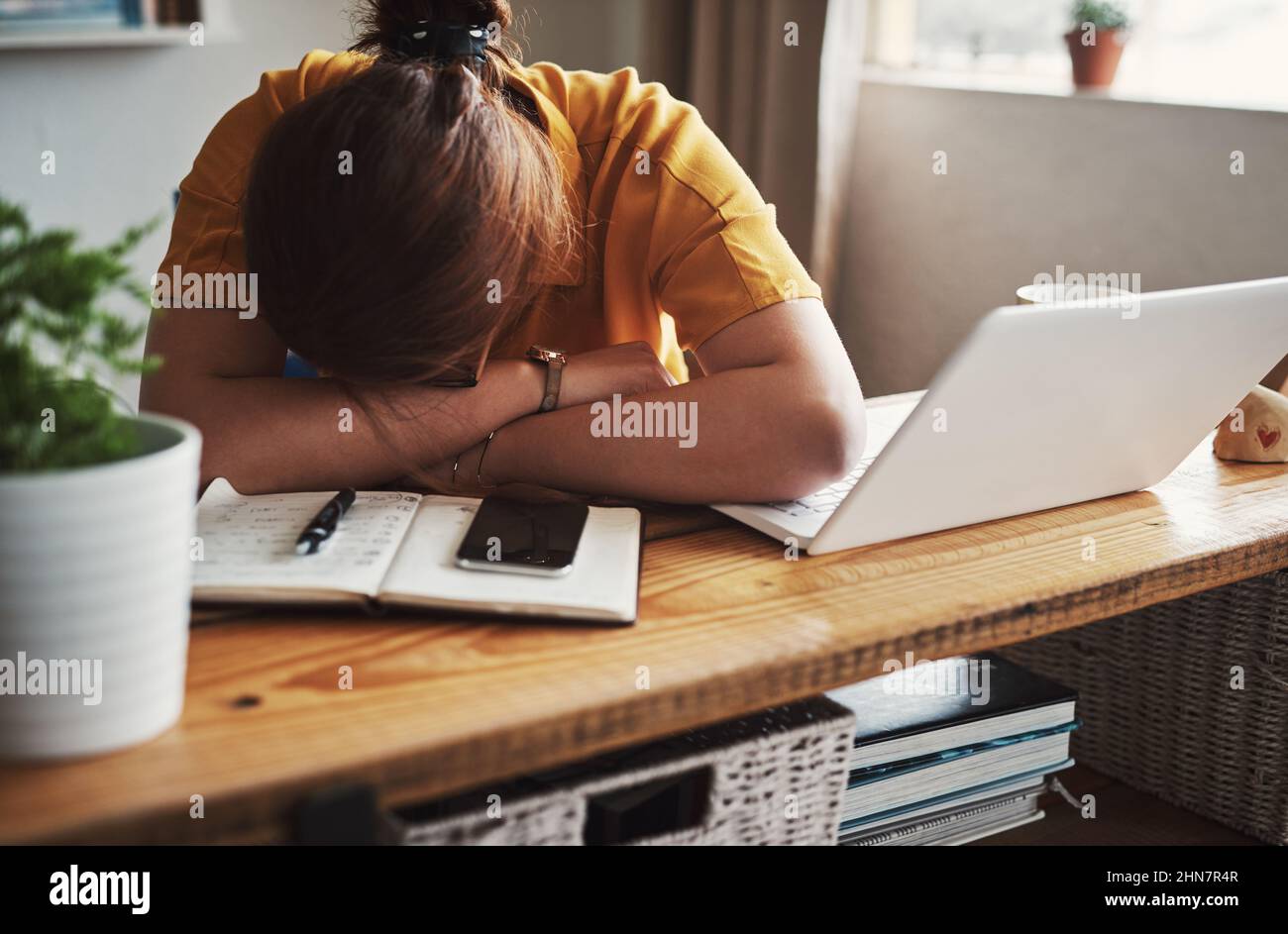 Male basta fare un breve pisolino. Scatto corto di una donna d'affari irriconoscibile seduta e dormire nel suo ufficio domestico durante il giorno. Foto Stock