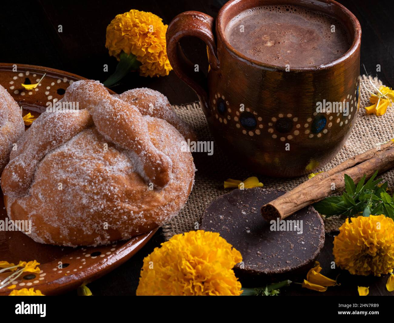 Pane morto con cioccolato, cibo messicano, tradizioni e costumi. Foto Stock