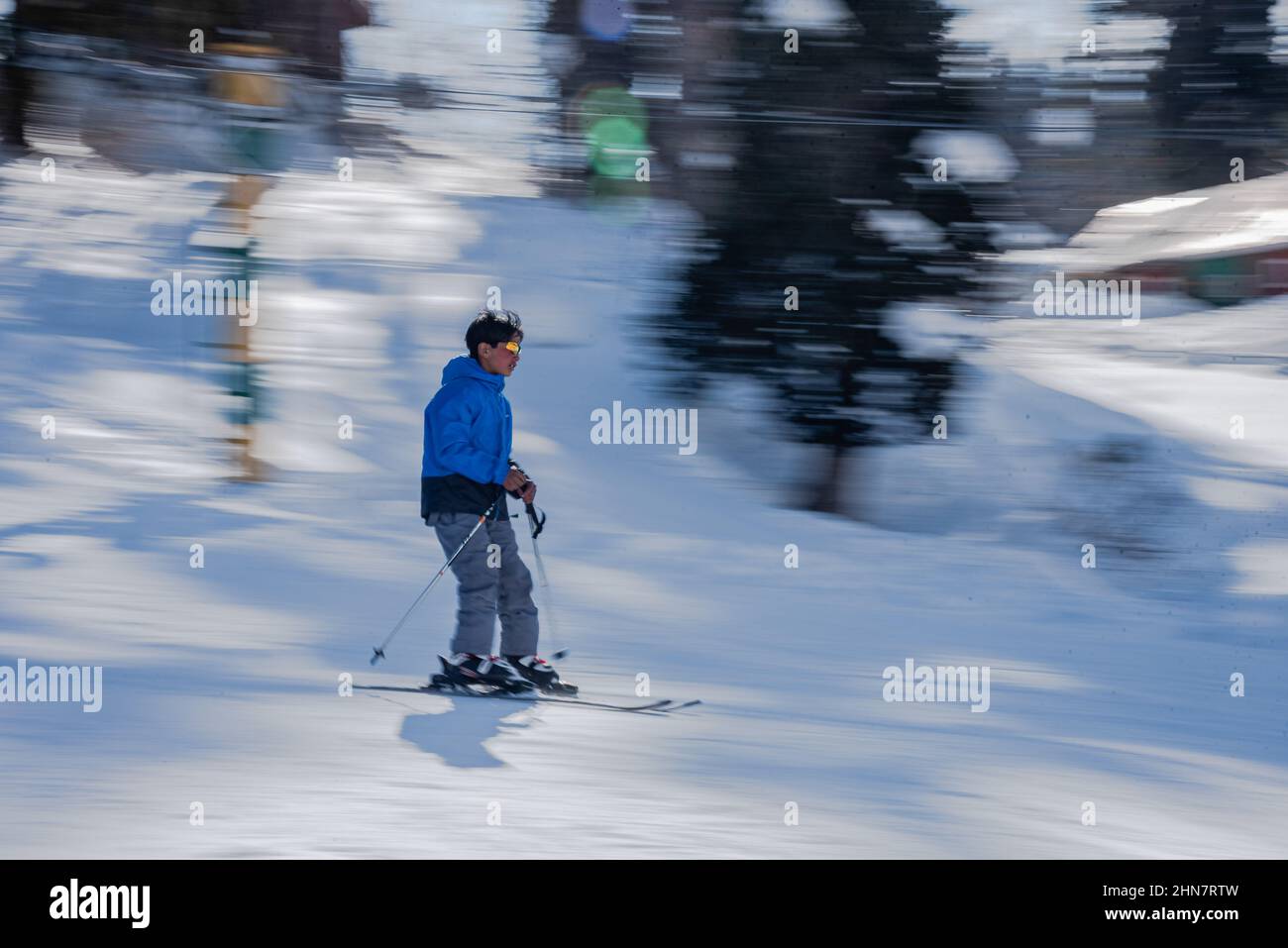 Baramulla, India. 12th Feb 2022. Uno sciatore è visto in azione mentre si muove lungo il pendio a Gulmarg. Sci e pattinaggio a Jammu e Kashmir sono le attività più popolari durante l'inverno tra i turisti nazionali e internazionali. La stagione degli sport invernali inizia subito dopo Natale e dura fino alla fine di marzo, a seconda delle condizioni della neve. È il momento in cui la città assonnata si trasforma in un carnevale di sciatori provenienti da Russia, Australia, Nuova Zelanda, Europa e Stati Uniti. Credit: SOPA Images Limited/Alamy Live News Foto Stock