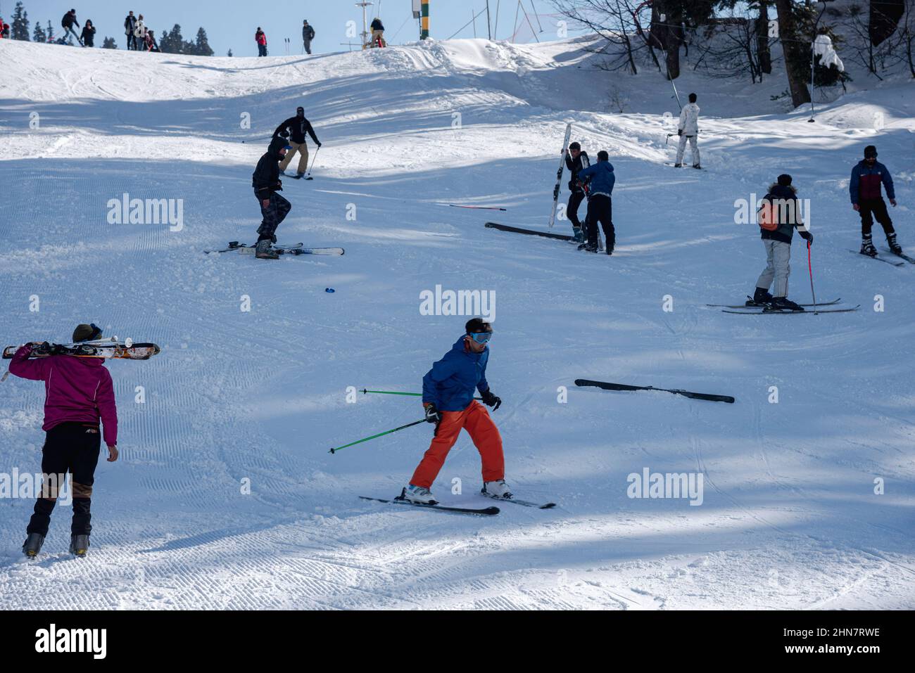 Baramulla, India. 12th Feb 2022. Gli sciatori sciano sulle piste da neve di Gulmarg. Sci e pattinaggio a Jammu e Kashmir sono le attività più popolari durante l'inverno tra i turisti nazionali e internazionali. La stagione degli sport invernali inizia subito dopo Natale e dura fino alla fine di marzo, a seconda delle condizioni della neve. È il momento in cui la città assonnata si trasforma in un carnevale di sciatori provenienti da Russia, Australia, Nuova Zelanda, Europa e Stati Uniti. Credit: SOPA Images Limited/Alamy Live News Foto Stock