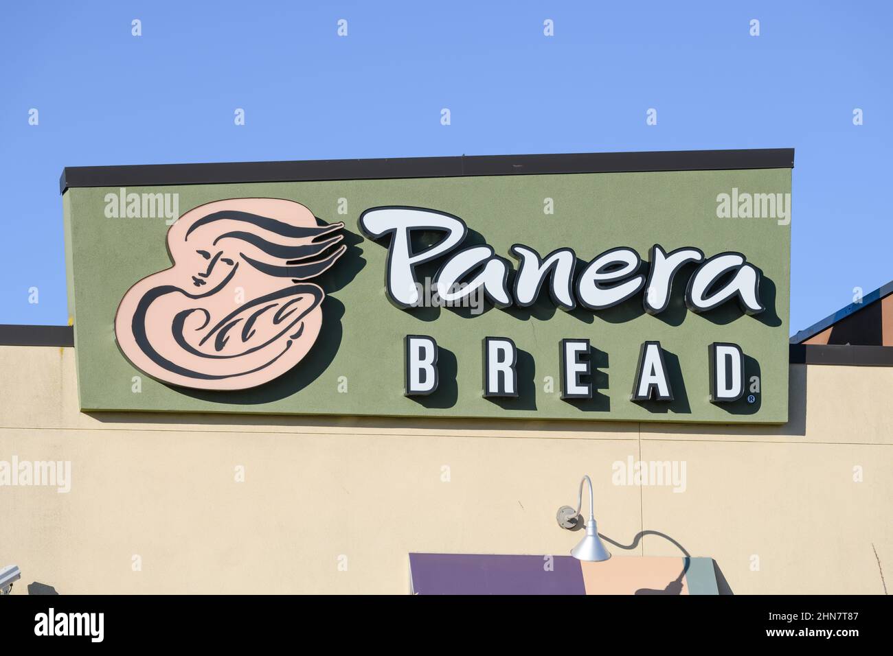 Burlington, WA, Stati Uniti d'America - 12 febbraio 2022; segno per un'ubicazione di pane e bevanda di Panera con un cielo blu Foto Stock