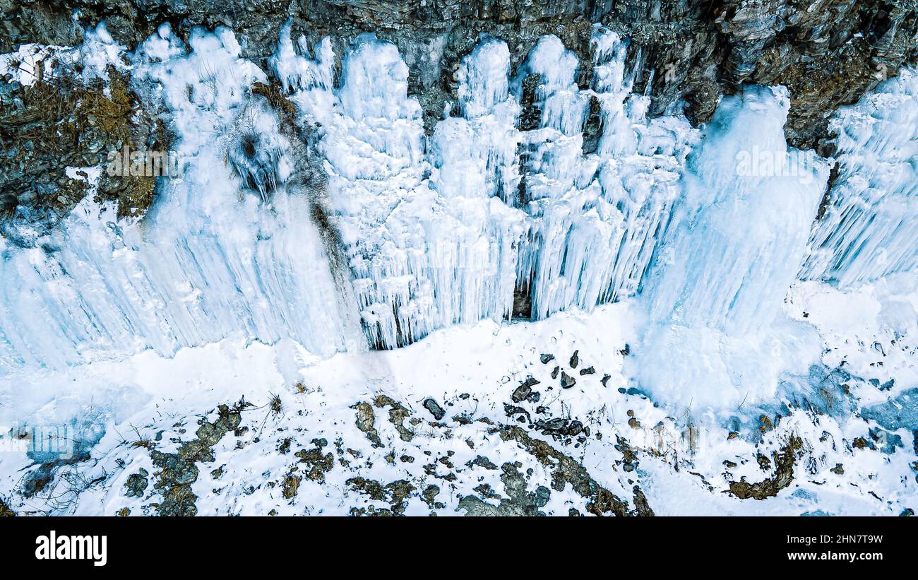 Fondamentalmente una cascata ghiacciata come la neve si scioglie e si refreezes sulla parete di roccia. Foto Stock