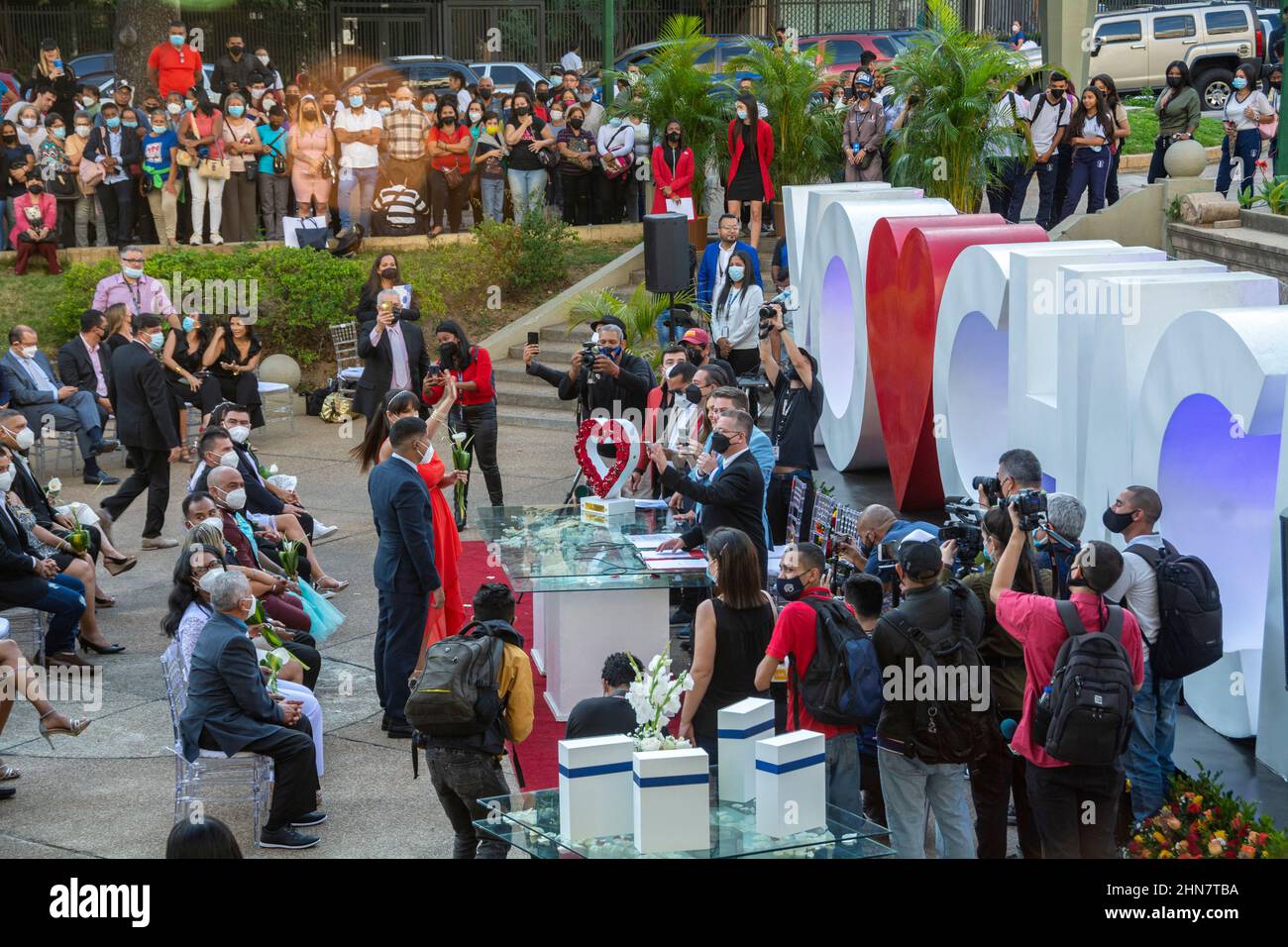 Caracas, Miranda, Venezuela. 14th Feb 2022. Matrimonio collettivo alla Plaza Francia di Altamira il giorno di San Valentino. Caracas, Venezuela (Credit Image: © Jimmy Villalta/ZUMA Press Wire) Foto Stock