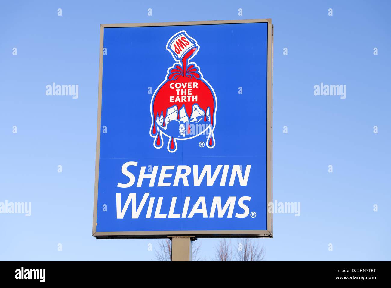 Mount Vernon, WA, USA - 12 febbraio 2022; firma il negozio Sherwin Williams con logo contro un cielo blu Foto Stock