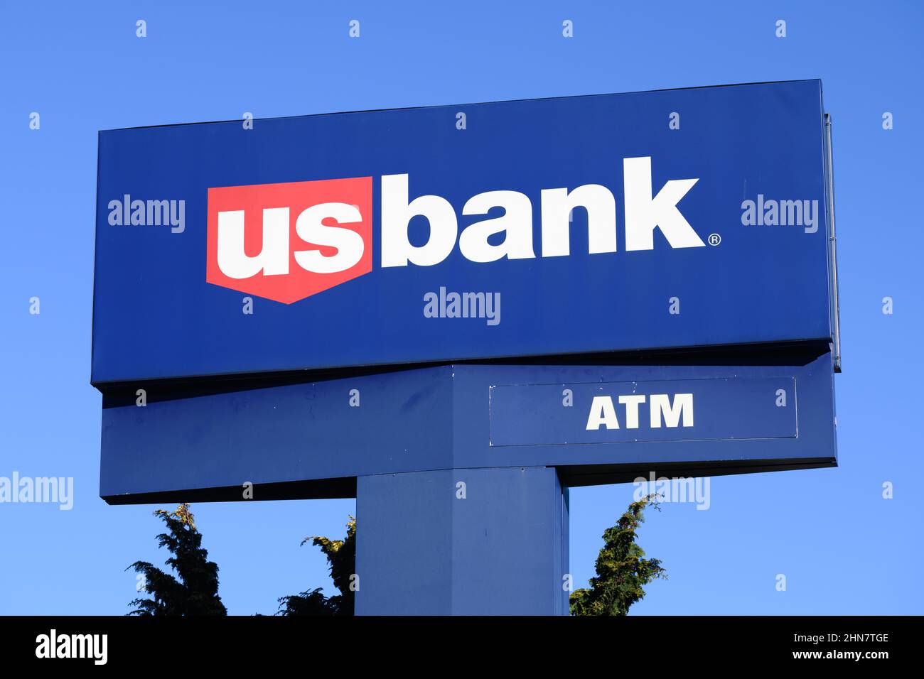 Mount Vernon, WA, USA - 12 febbraio 2022; Sign for US Bank on a Elevated post with information of an ATM. Foto Stock