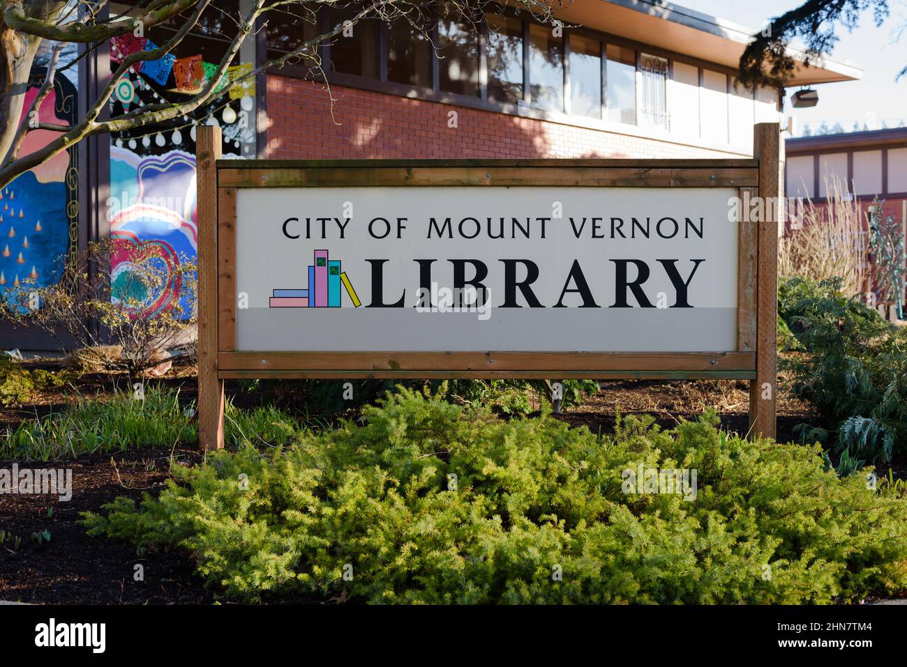 Mount Vernon, WA, USA - 12 febbraio 2022;insegna per la biblioteca City of Mount Vernon nello stato di Washington Foto Stock