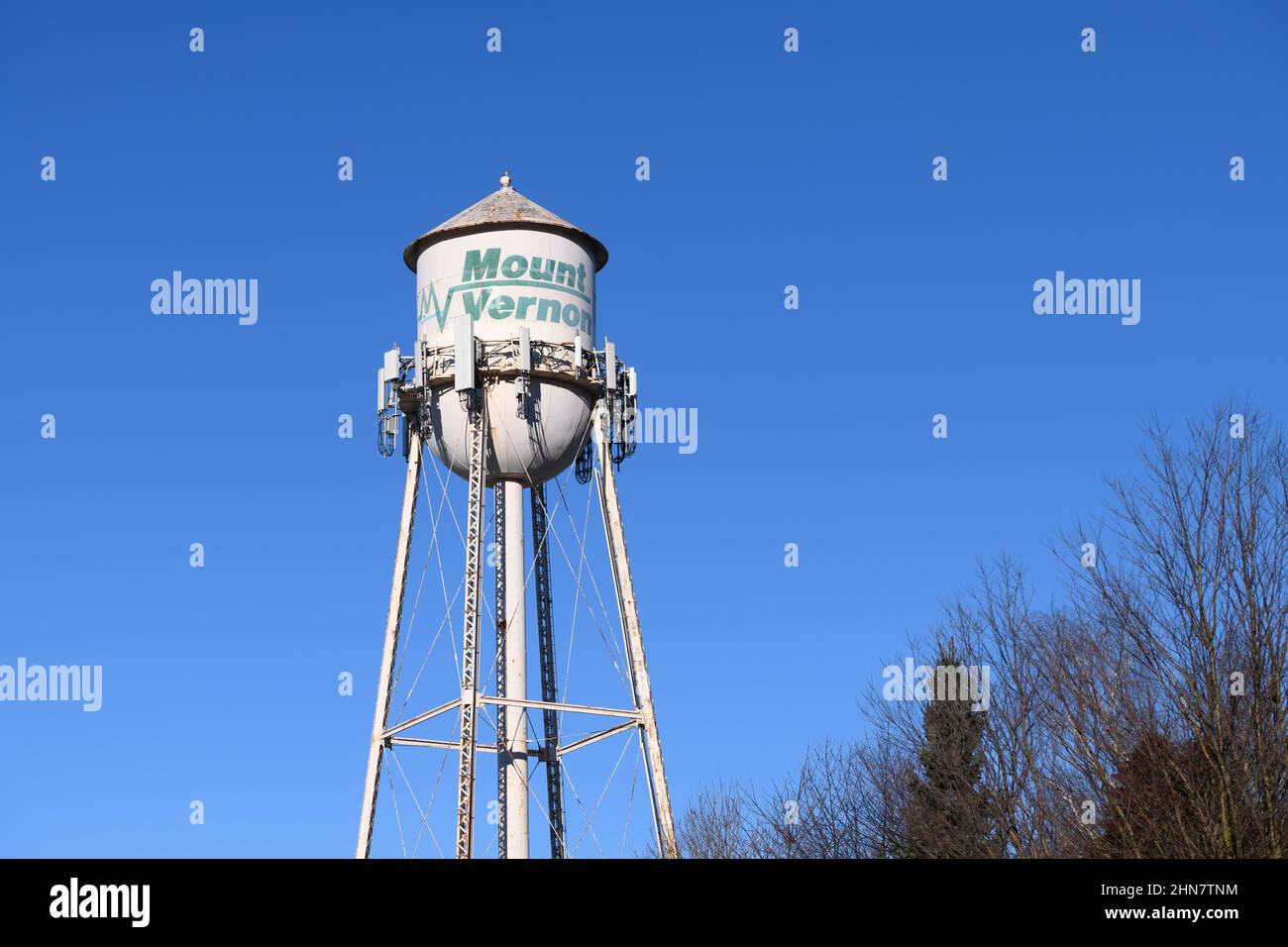 Mount Vernon, WA, USA - 12 febbraio 2022; Old Water Tower con il nome della città di Mount Vernon Washington con apparecchiature di comunicazione Foto Stock
