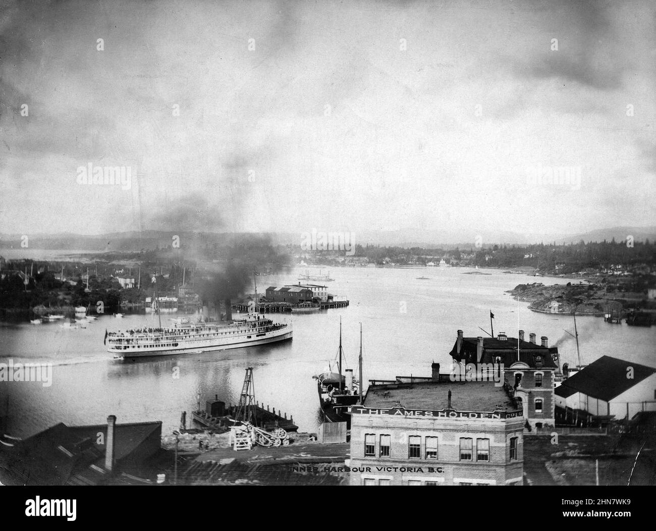 Fotografia vintage in bianco e nero ca. 1905 di una nave a vapore a carbone nel porto interno di Victoria, British Columbia, Canada Foto Stock