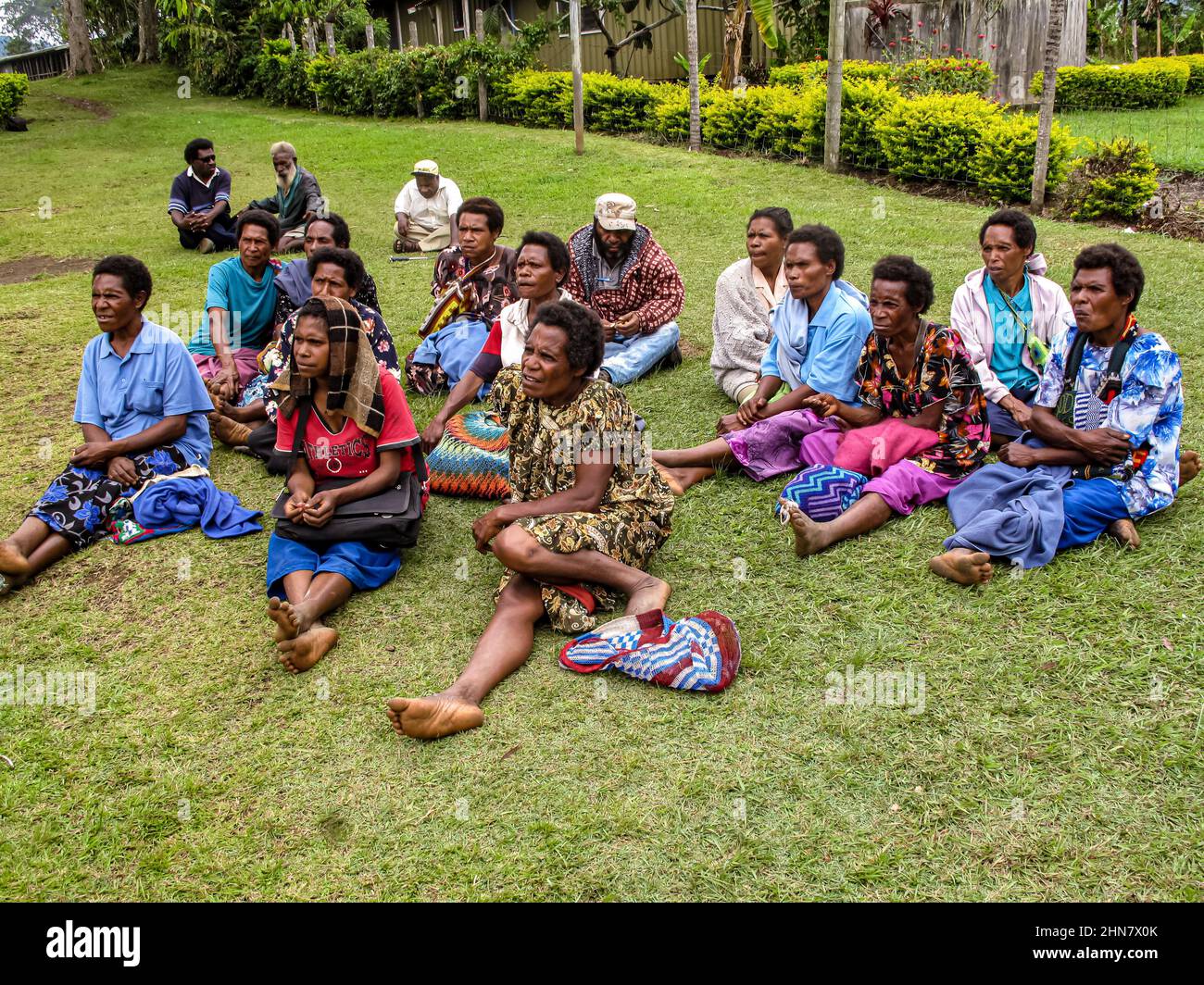 Le donne anziane in un incontro di villaggio, Papua Nuova Guinea, ascoltando e condividendo le loro idee Foto Stock