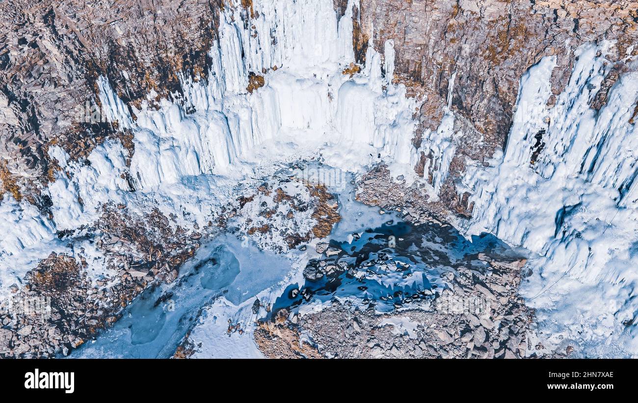 La neve si scioglie e si rifrega creando queste maestose formazioni sulle pareti rocciose. Foto Stock