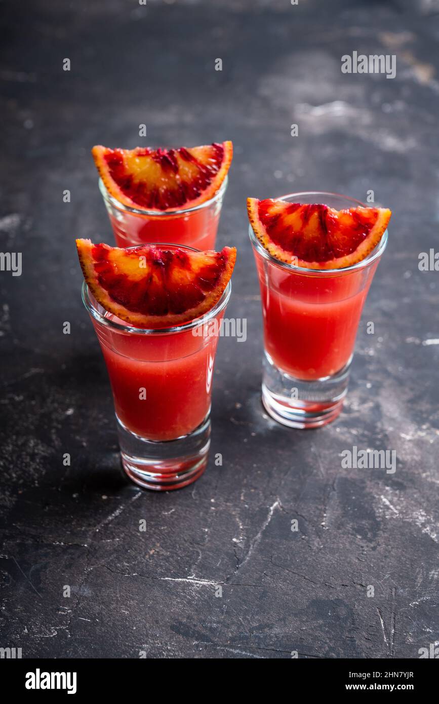 Forte cocktail rosso in scatti sullo sfondo rustico. Messa a fuoco  selettiva. Profondità di campo poco profonda Foto stock - Alamy