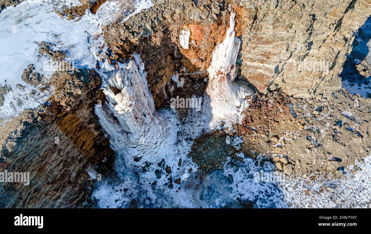 La neve si scioglie e si rifrega creando queste maestose formazioni sulle pareti rocciose. Foto Stock