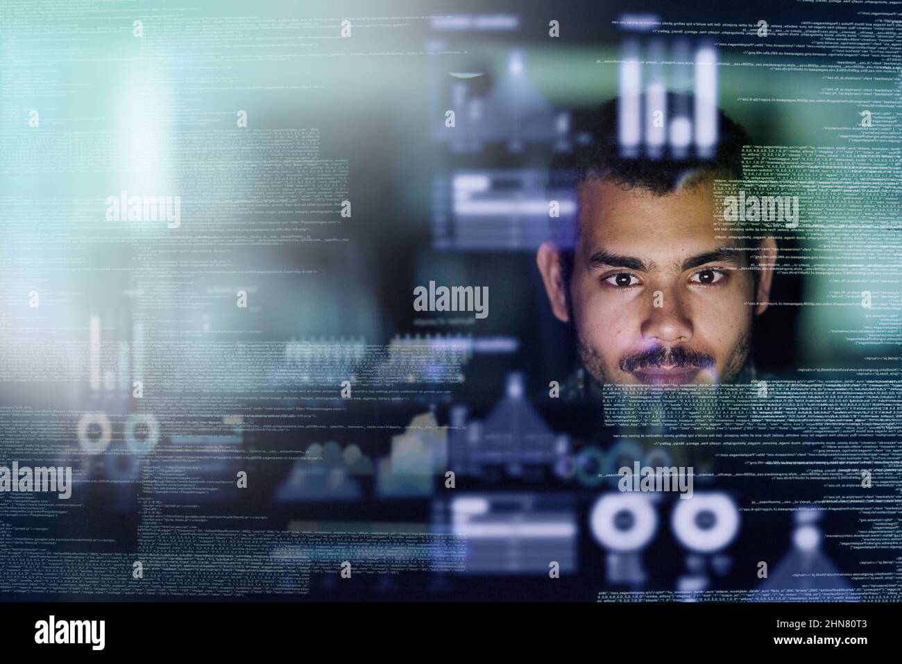 I programmatori parlano la loro lingua. Scatto ritagliato di un giovane programmatore di computer che guarda attraverso i dati. Foto Stock