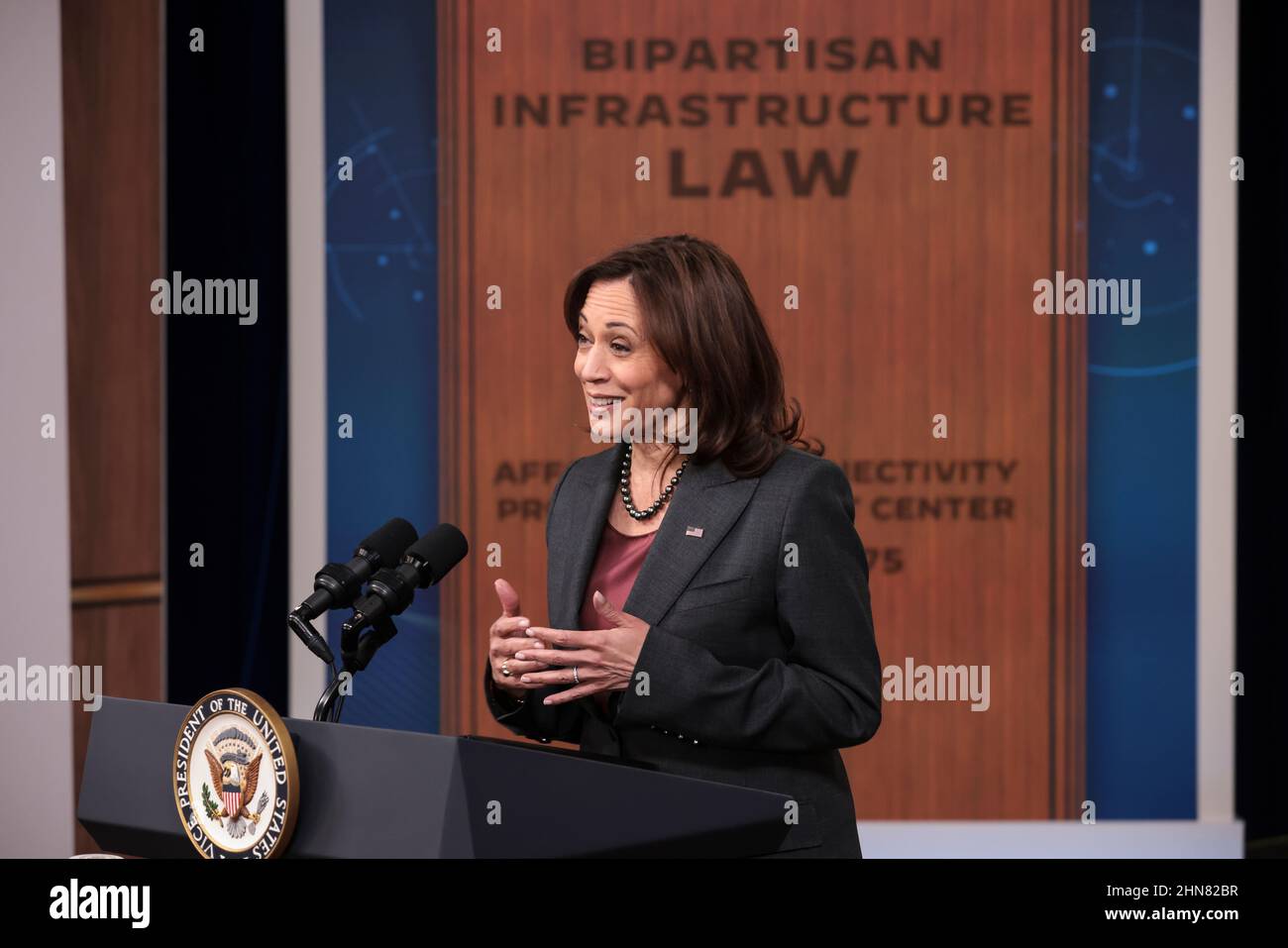 Washington, DC. 14th Feb 2022. Il vicepresidente degli Stati Uniti Kamala Harris parla durante un evento che annuncia che più di 10 milioni di famiglie sono iscritte al programma di connettività accessibile a banda larga più grande della nazione, grazie alla Legge bipartisan sulle infrastrutture, durante un evento presso l'Eisenhower Executive Office Building di Washington, DC, Il 14 febbraio 2022. Credit: Oliver Contreras/Pool via CNP/dpa/Alamy Live News Foto Stock