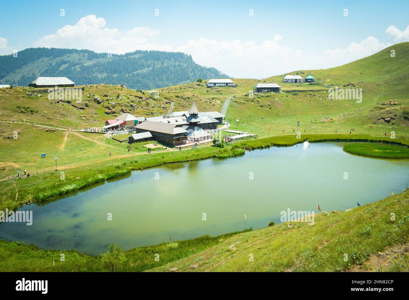 Luoghi naturali più belli in India. Ipnotizzante prashar rishi tempio in Himachal pradesh Foto Stock