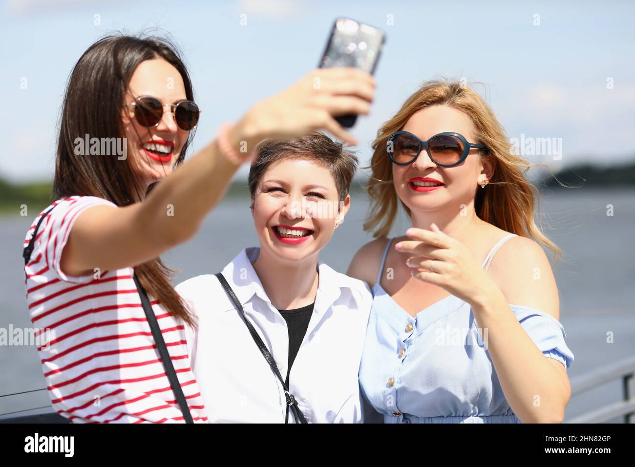 Buone Signore che guardano insieme Foto Stock
