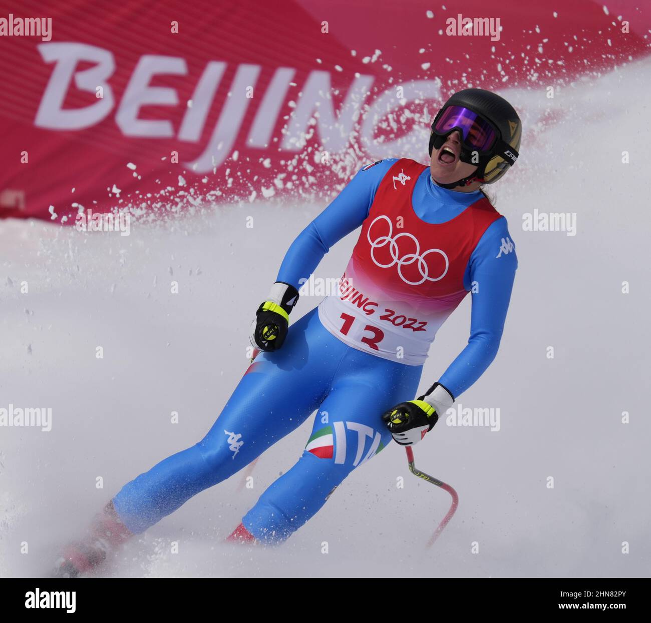 Pechino, Cina. 14th Feb 2022. Sofia Goggia d'Italia reagisce dopo aver attraversato il traguardo della gara di discesa delle Donne dello sci alpino presso il Centro Nazionale di Sci Alpino di Yanqing alle Olimpiadi invernali di Pechino 2022 martedì 15 febbraio 2022. Foto di Paul Hanna/UPI Credit: UPI/Alamy Live News Foto Stock