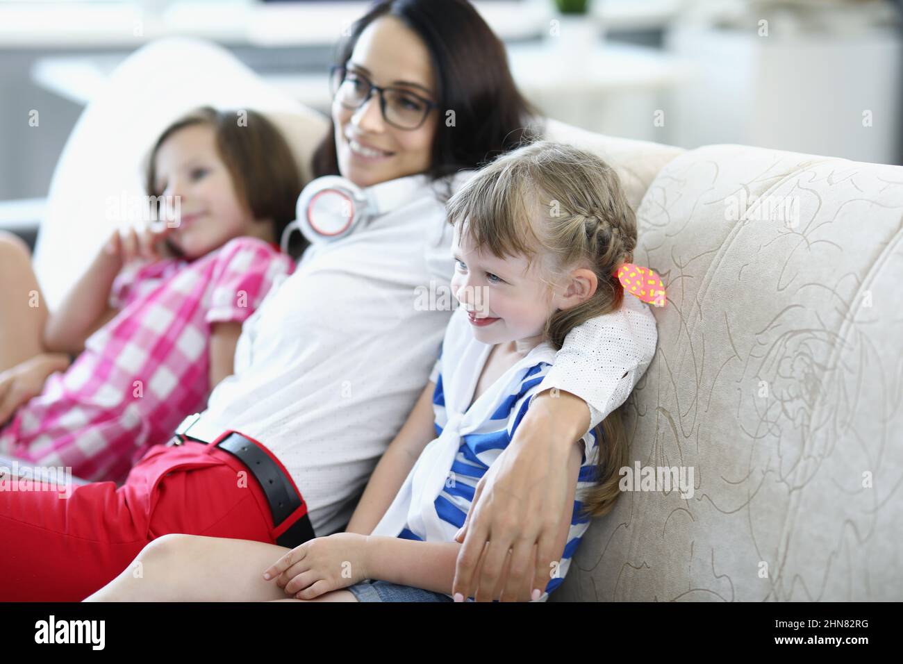 I bambini adorano guardare la tv Foto Stock
