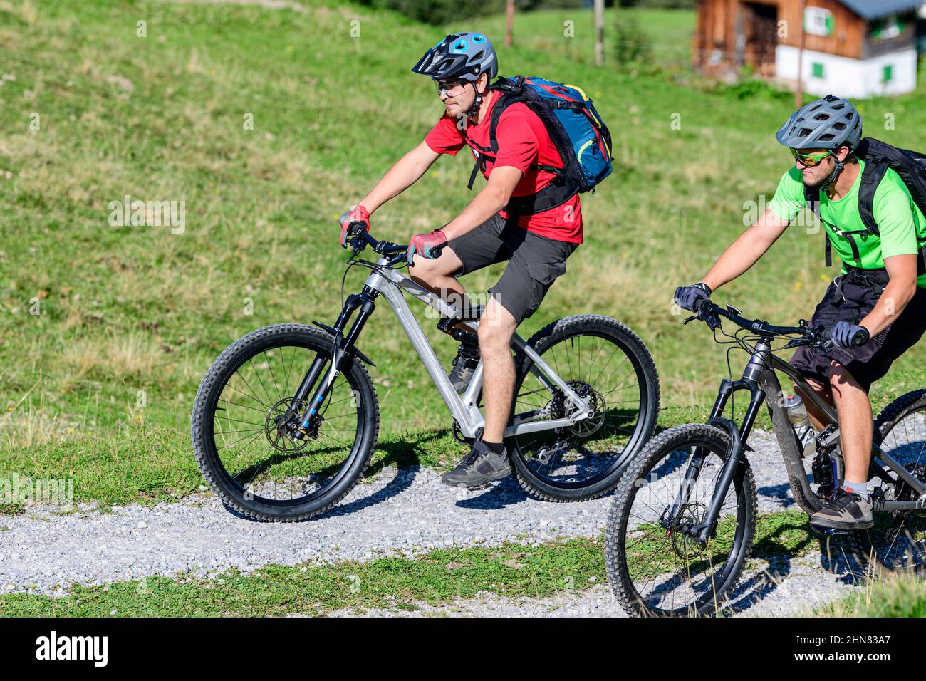 Due giovani atleti completano un impegnativo tour in mountain bike insieme al Montafon. Foto Stock
