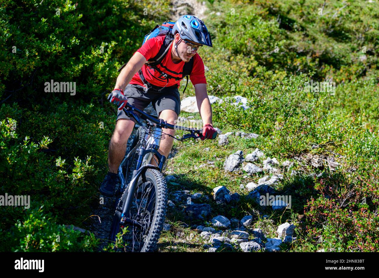 I giovani atleti completano un impegnativo tour in mountain bike insieme al Montafon. Foto Stock