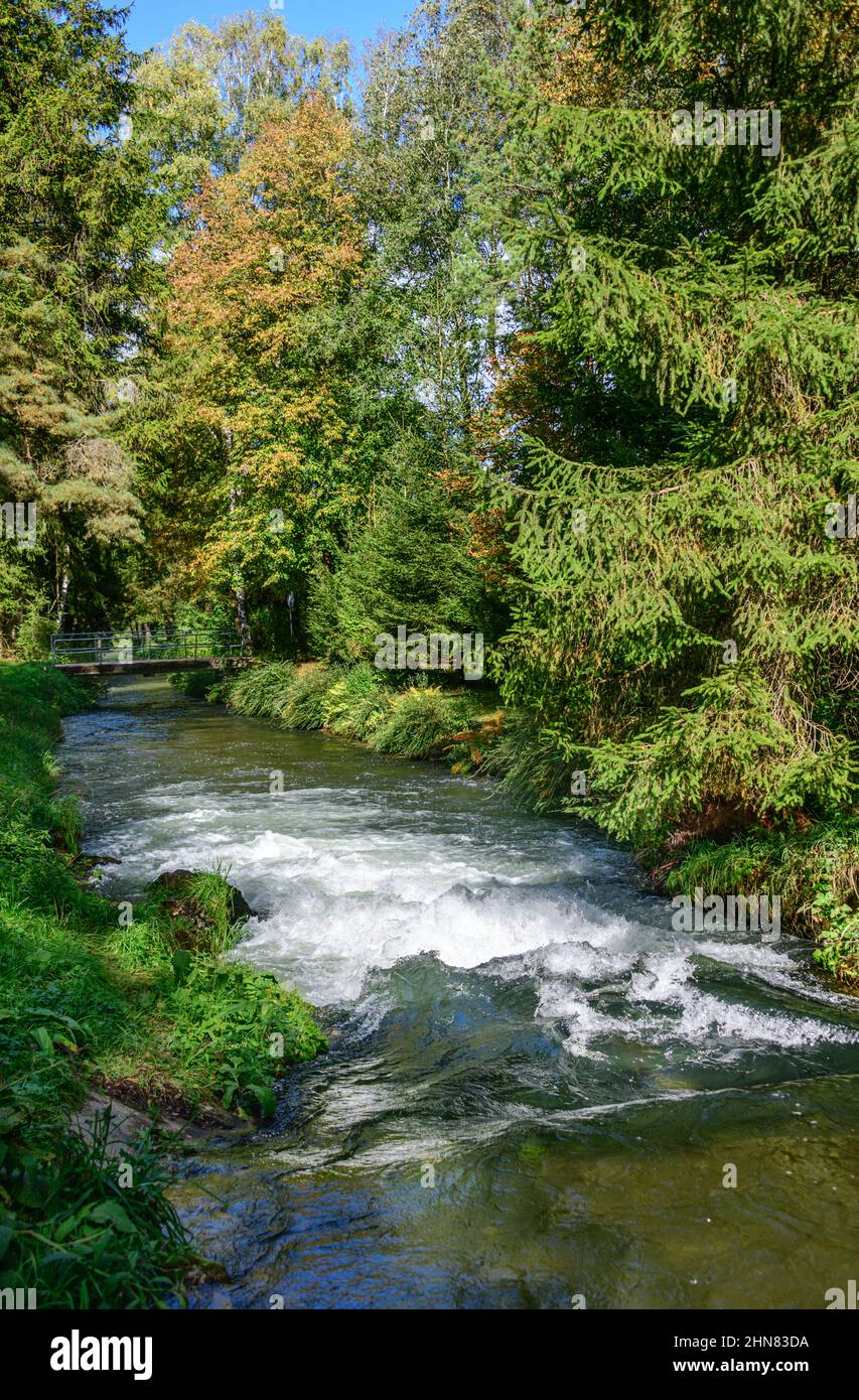 Natura autunnale al Lochbach - uno dei affluenti artificiali della città nel sistema idrico di Augusta, patrimonio dell'umanità dell'UNESCO Foto Stock