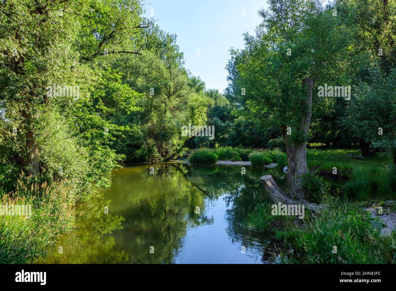 Idyllische Landschaft an der Isar in Niederbayern Foto Stock