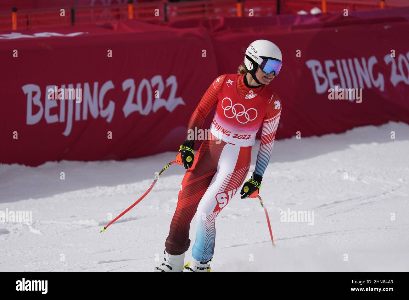 Pechino, Cina. 15th Feb 2022. Corinne Suter della Svizzera reagisce a prendere il comando nella corsa di discesa delle Donne dello sci alpino presso il Centro Nazionale di Sci Alpino di Yanqing alle Olimpiadi invernali di Pechino 2022 martedì 15 febbraio 2022. Foto di Paul Hanna/UPI Credit: UPI/Alamy Live News Foto Stock