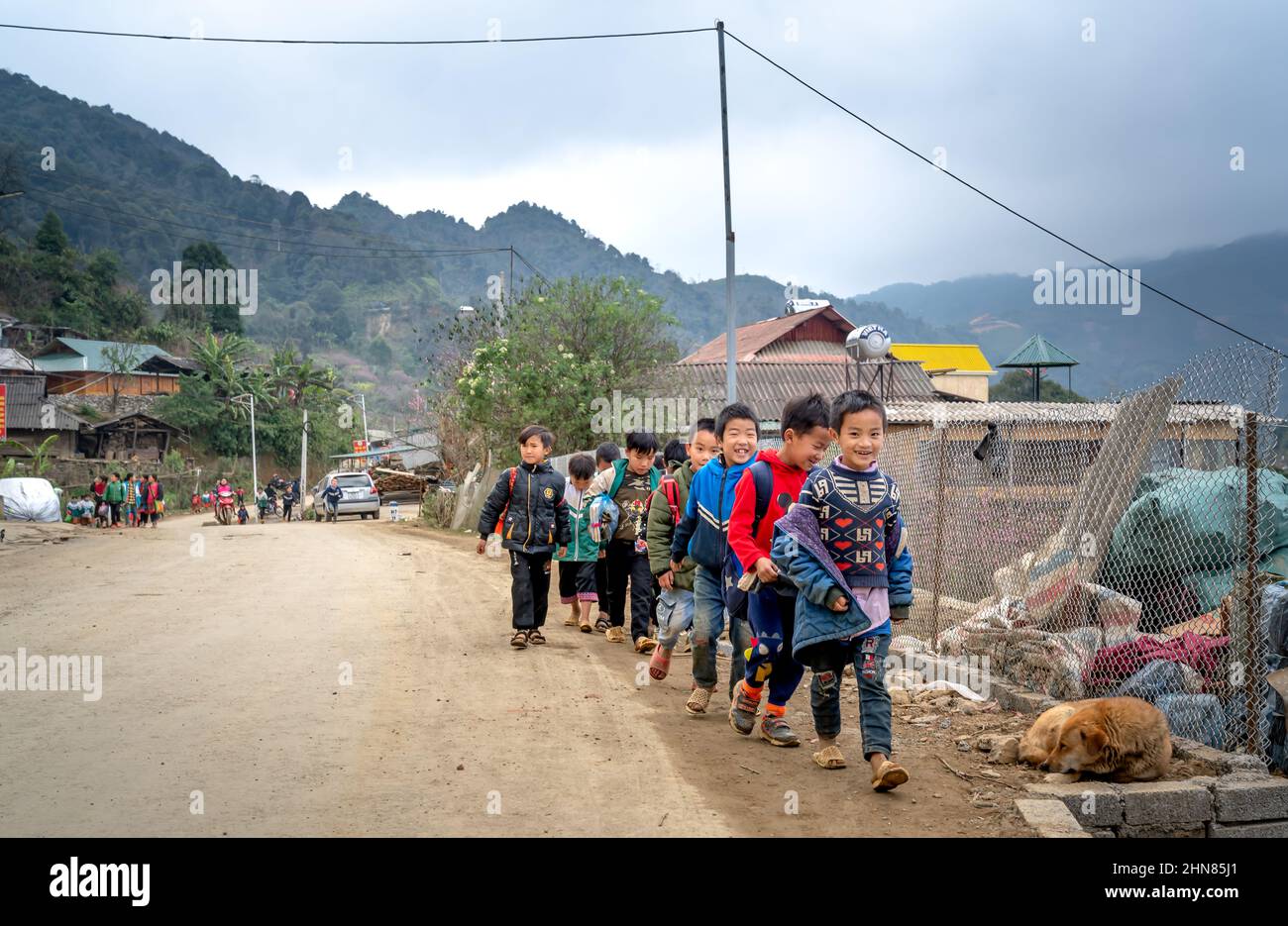 TA Xua Commune, Son la Province, Vietnam - 14 gennaio 2022: Figli delle minoranze etniche di H'Mong nel comune di Ta Xua, Son la Province, Vietnam Foto Stock